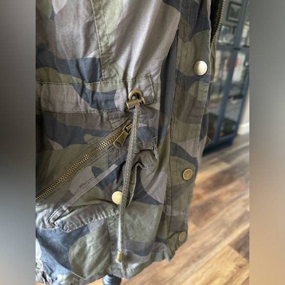 NWT - AMAZINGLY CUTE CAMO UTILITY JACKET WITH ZIP OFF HOOD - XL - Picture 9 of 12